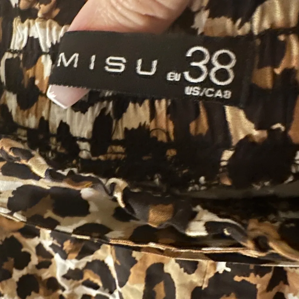 Leopard shorts med gummi i midjan, med fickor och bälte Nytt och oanvänd. Shortsit.