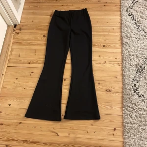 Mjukisbyxor  - Svarta utsvängda byxor har använt få gånger.