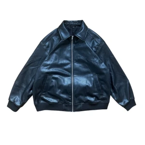 Läderjacka i ”fuskläder” boxy baggy oversized vintage retro y2k - Fint skick. Ingen sizetag sitter typ som en herr large, se mått enligt bilderna. 