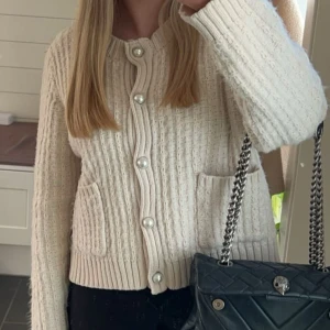 Cardigan - Super fin stickad cardigan från Kappahl! Den är i nyskick💞 i storlek L men väldigt liten i storleken då jag vanligtvis har S i tröjor🫶🏻