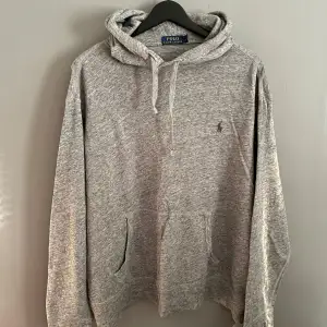 Ralph Lauren hoodie i st L! Hör av dig vid ytterligare frågor! Mvh Henry 