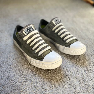 Converse - Väldigt unika converse skor med sjukt sällsynt färg och design!! Passar storlek 42 och ör i suveränt skick. Liten skroma på sidan av skon vid sulan, men den har limmats. 