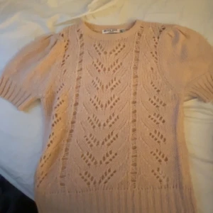 Söt stickad t-shirt med fint mönster på - Söt stickad t-shirt!