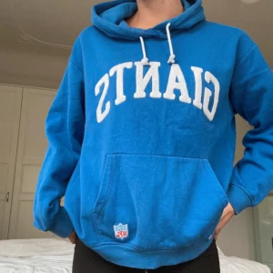 Blå Hoodie NFL - Superfin blå NFL Giants hoodie ifrån Hm💕 Storlek M och i gott skick💕