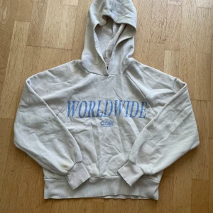 Hoodie - Krämvit hoodie i storlek xs med fin passform! Inte ofta använd  Har en fläck vid armen som jag är osäker på om man får bort 