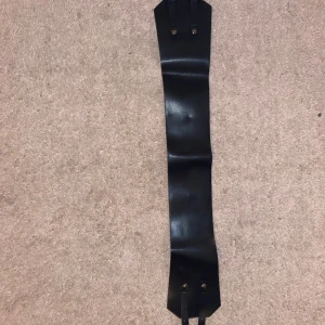 Midje Bälte - Svart midje bälte i fejkläder. 