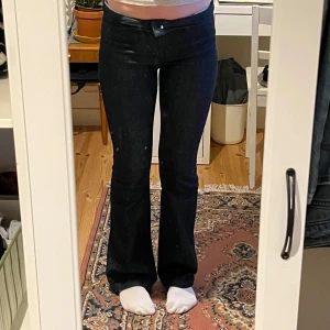 Mörkblå Lågmidjade jeans - Lågmidjade när de är nedvikta, så brukar jag ha dem. Ganska stretchigt material. Måtten står men fråga gärna om frågor!💞