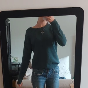 Stickad tröja från VILA - Fin mörkgrön tröja från VILA I storlek Xs, andvänd ganska mycket men fortfarande lika fin och inga defekter