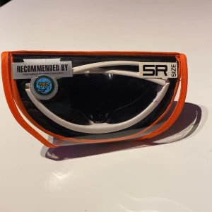 Innebandy glasögon  - Säljer mina innebandy glasögon som ja använt 1 gång, finns också ett band till glasögonen tror jag om så önskas