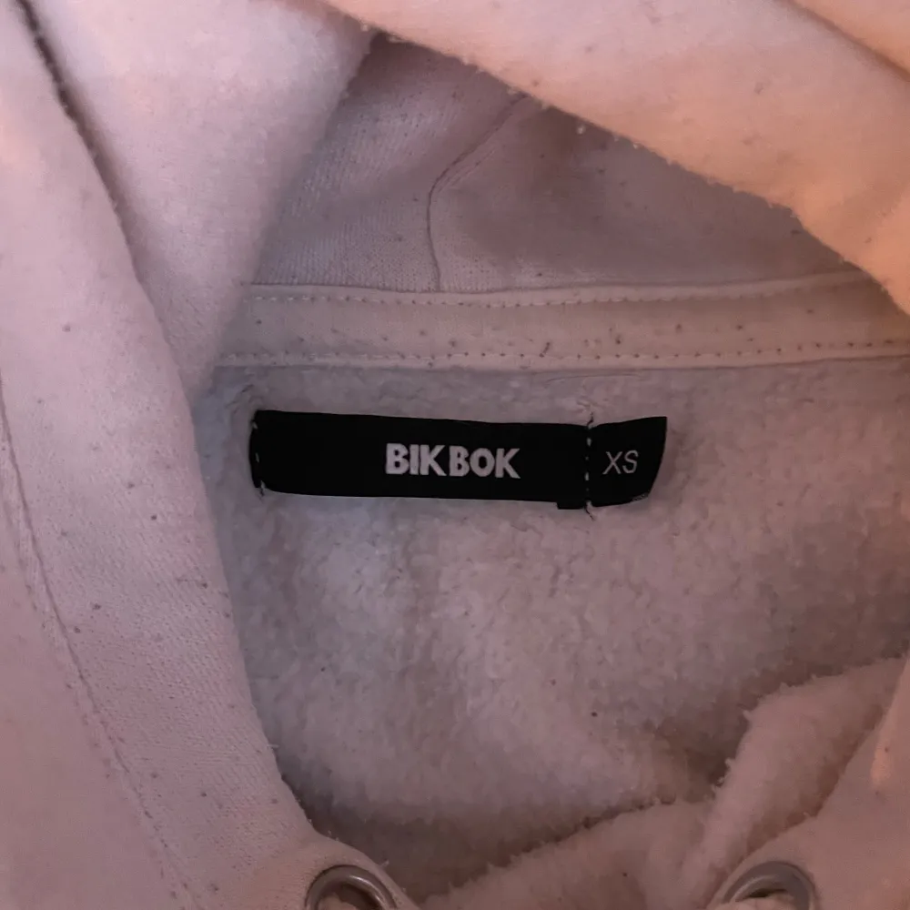 Bikbok hoodie i bra skick. Den är i storlek xs men passar även S/M🩷(färgen är krämvit). Hoodies.