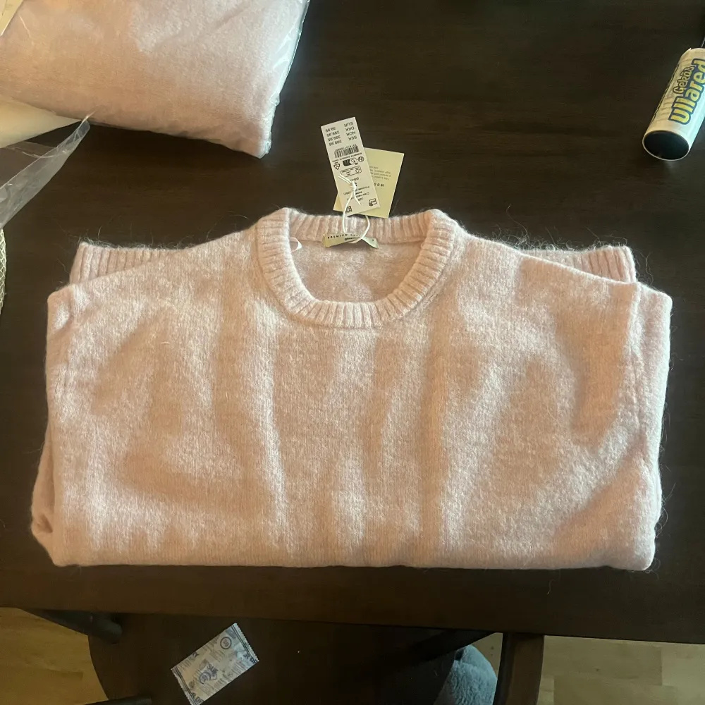 Mysig och fin rosa stickad tröja från Gina tricot i strl S, perfekt till hösten🥰. Aldrig använd och lappen sitter kvar på💕💕Finns två!. Stickat.