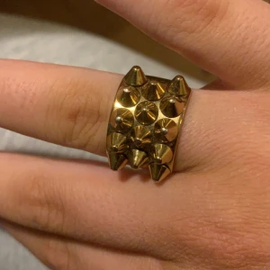 Edblad ring  - Säljer denna populära Edblad ring, använd men inget som syns. Nypris 399 säljer för 250! Pris kan diskuteras! 