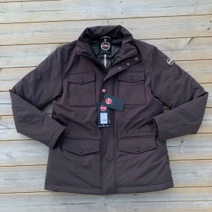 Colmar vinterjacka  - Helt ny Colmar Field jacket som är perfekt till vintern! | Storlek IT 50 som motsvarar L men den kan passa nån med M också! | Ställ gärna frågor innan du köper!