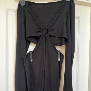 Klänning  - Skuren klänning i ribbat material sitter hur fint som helst på 