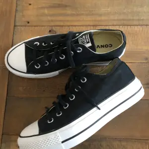 Converse med tjockare sula använda 1 gång  st 39.   500kr Svarta sneakers lite använda st 39.   200kr