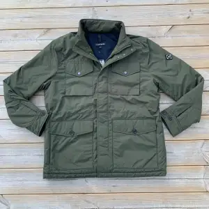 Tjock och skön j.lindeberg Field jacket som är ny med prislapp! | Storlek L men den kan passa M också! Hör av dig vid osäkerhet💯 | I butik kostar den 3800kr. | Ställ gärna frågor innan du köper!