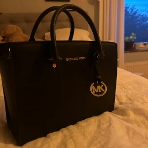 Michael kors väska  - Säljer nu min fina Michael kors väska, den är endast använd 2-3 gånger och är därför i mycket fint skick.  Rämmen är justerbar i lång och är avtagbar ❤️ Vid snabb afärr kan priset diskuteras 