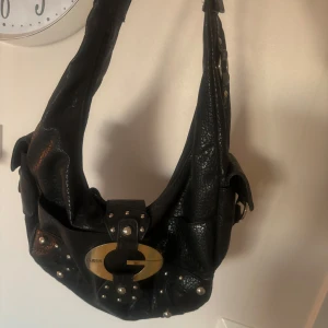 Väska - Äkta vintage guess väska i äkta skinn! Fint skick och rymlig storlek