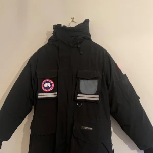  vinterjacka från Canada Goose  - Säljer en svart vinterjacka från Canada Goose i bra skick. Modellen är Snow mantra parka. Perfekt för kommande kalla vinterdagar. Hör av er vid minsta funderingar🙏