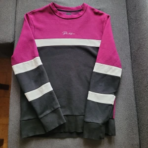 Tröja - Använt skick, se liten fläck på tröjans baksida. 