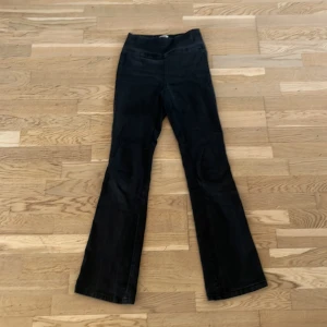 Svarta jeans - Säljer ett par svarta leggings i jeansmaterial i bra skick. De är högmidjade men kan vikas ner till lårmidja om man vill. Perfekta för höst och vinter.