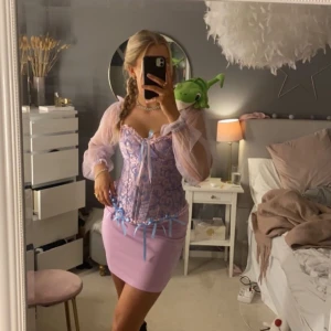 Halloween  - Rapunzel ”dräkt” perfekt till halloween🎃Använd en kväll. Överdelen säljs men ej kjolen då den har fått en fläck🥰