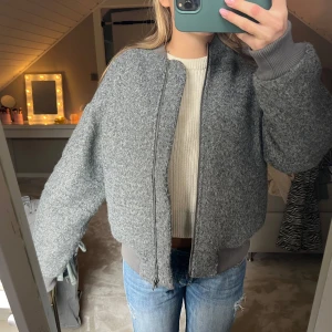 Grå bomber jacka  - Sååå snygg och helt slut sålda bomber jacka från hm! Använd 1 gång Max så den är som ny. Skriv vid frågor eller intresse  Stolek xs men den är overzise skulle jag säga så passar även s-m 