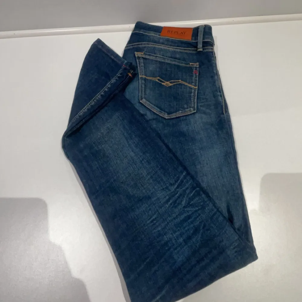 Säljer ett par riktigt feta replay jeans Som är 28/32 modellen på bilden är 172. Jeans & Byxor.