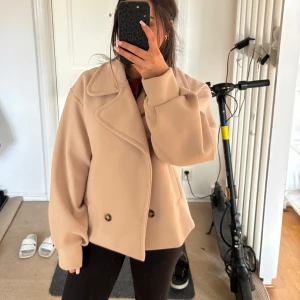 Beige kappa  - Beige kappa från meet me there som ny knappt använd 