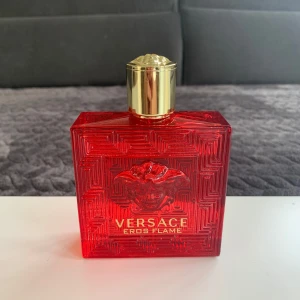 Versace Eros Flame - Tja! Säljer nu en parfym som nästan är helt ny. ca 80 ml kvar. Vid frågor är det bara att kontakta mig! 