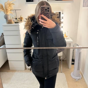 Hollister jacka, storlek 36 - Svart hollister jacka i storlek 36, använd men i väldigt bra skick. 