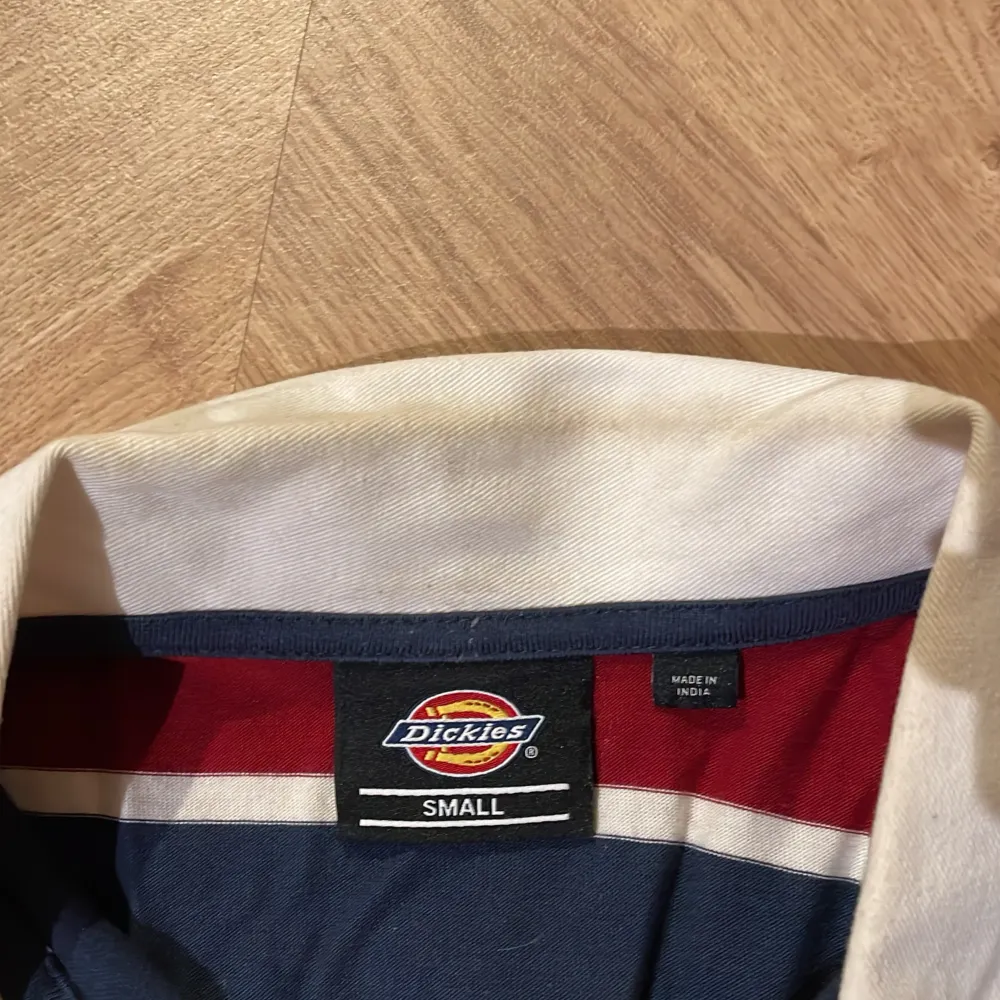 En långärmad tröja från Dickies knappt använd förutom att den är missfärgad på kragen, sitter mer som M än S.. T-shirts.