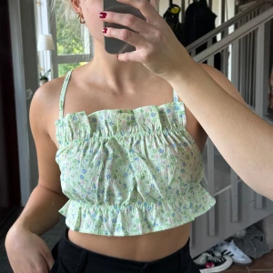 Blommig topp  - Kort topp från hm med blommor 