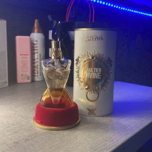 Jean Paul  - Jag fick min Jean Paul parfym i födelsedagspresent och jag tyckte inte riktigt om doften. Den kostade 1100 när vi köpte den men jag säljer den för 850.