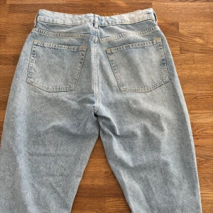 Ljusblå jeans - Loose fit, storlek 29