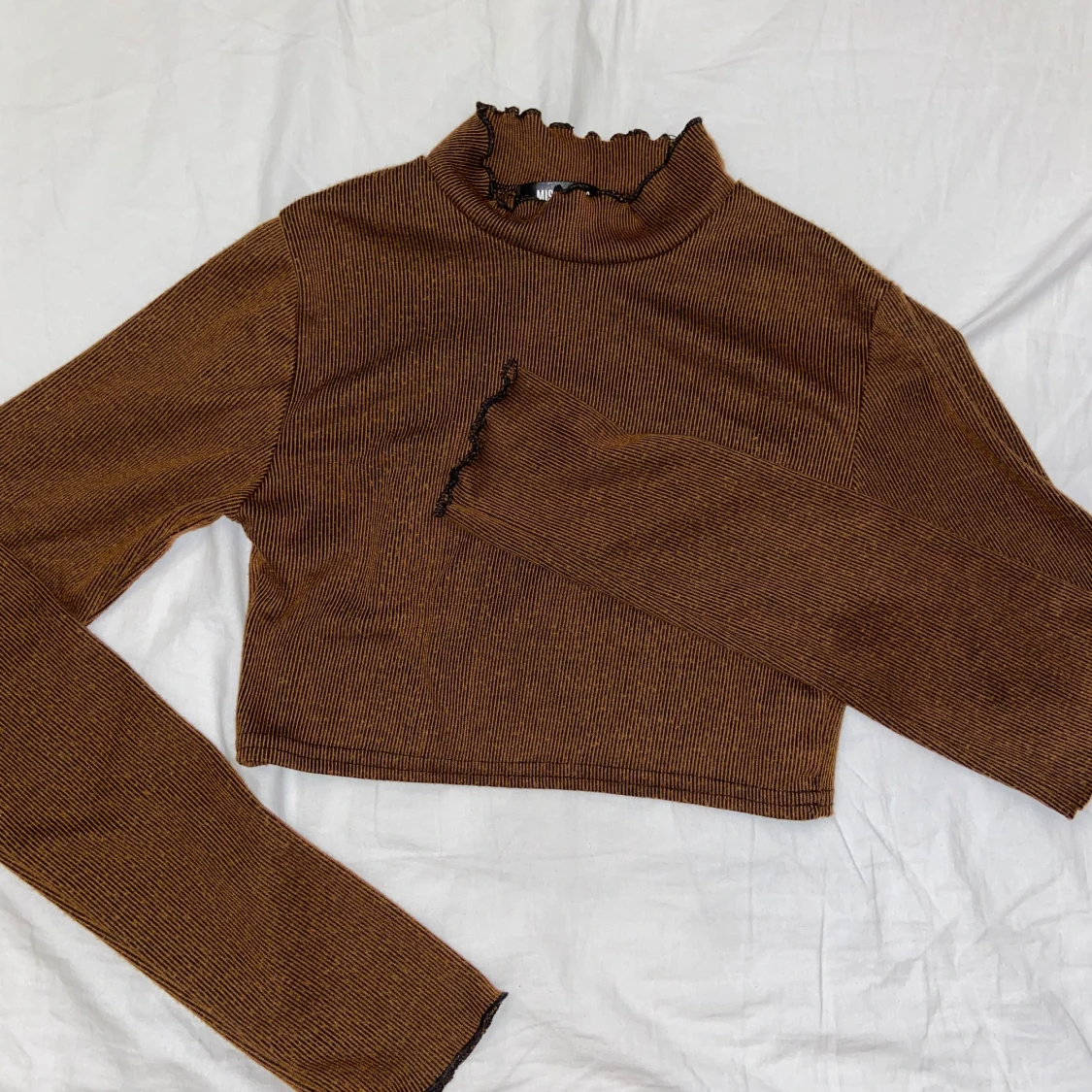 Brun ribbad croppad tröja - 90