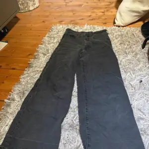 Säljer ett par svarta culotte-jeans från H&M. De har en loose passform och är högmidjade, Perfekta för både vardag och fest!