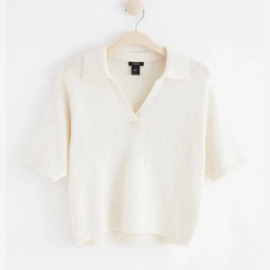 Piké tröja för kvinna, vit, Lindex. Storlek L. Krage.  - Tröja från Lindex i fint skick, storlek L. Pikétröja. 