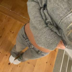 Säljer ett par jättefina ljusgrå jeans perfekta till hösten! De är i storlek 32💕Passar mig bra som är 168 men passar även kortare+längre 😇Skriv för mer bilder. !!skicka gärna prisförslag!! 🥰🙌