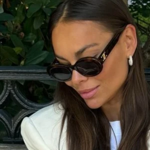 CELINE TRIOMPHE 01 SUNGLASSES - Säljer mina SÅ fina knappt använda CELINE TRIOMPHE 01 SUNGLASSES. Otroligt bra skick. Säljer pga att de tyvärr inte kommer till användning. Nypris. 4850kr