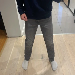 Gråa jeans slim fit - Helt nya oanvända Jack and Jones jeans med passform slim fit. 