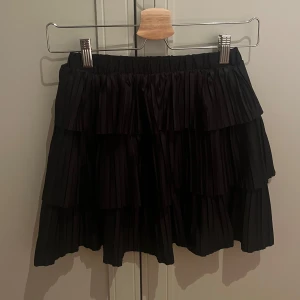 Volangkjol från zara! - Säljer denna jättesnygga mini volangkjolen från zara. Endast använd fåtal gånger.