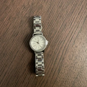 Regal silverklocka🤍 - Jättefin klocka! Köpt här på Plick men var tyvärr för liten för mig, så säljer vidare🥰 Det behövs bytas batteri på den, men man kan lämna in den för att få det gjort😇 Pris kan diskuteras!