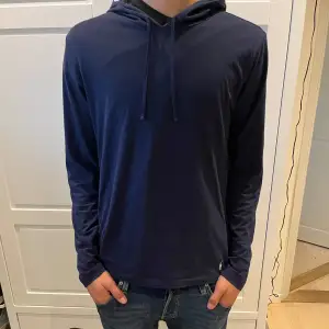 Säljer en snygg mörkblå hoodie från Ralph Lauren i storlek S. Den är i 10/10 skick då den knappt är använd och köpt väldigt nyligen, nypriset är 800kr. Den är ganska tunn och och det ikoniska Ralph Lauren-loggan broderad i vitt på framsidan.