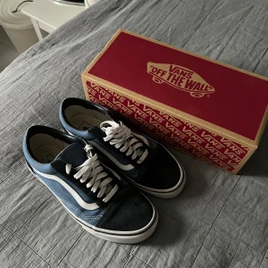 Vans  - Extremt snygga och stilrena vans i väldigt bra skick, knappast använda 