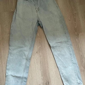 Ljusblåa Grunt jeans - Jag säljer mina ljusblåa grunt jeans. Dom är i bra skick. Dom är köpta från kidsbranstore och köpta för 599. Storlek 170. Pris kan diskuteras.