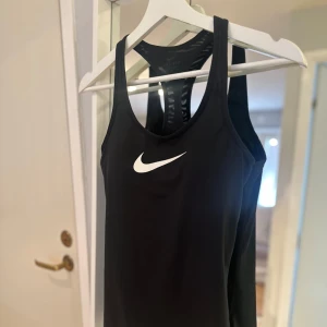 Träningslinne - Supersnyggt och skönt träningslinne från Nike, med ”inbyggd” bh.