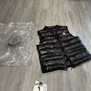 Moncler väst  - Säljer nu min moncler väst då den inte kommit till användning skick 10/10 finns inga skador på den tag och Scan finns på den