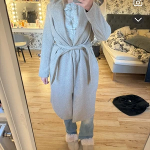 Kappa  - En sjukt fin kappa från Vero Moda 💕 Aldrig använd , helt som ny ❤️ Varm och as skön ☺️ Passar både m och s 