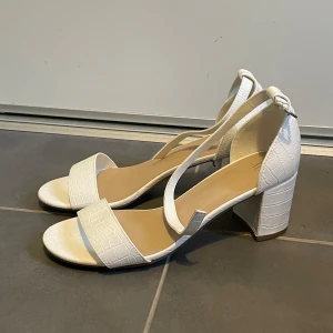 Klackskor - Klackskor från Nelly🌸 använda 1 gång, i jättefint skick💞 storlek 39💗